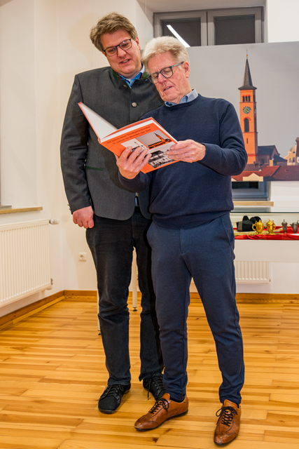 Ausstellung "150 Jahre Stadtpfarrkirche Friedberg" Zur Ausstellung in der Friedberger Archivgalerie haben die Bürger für Friedberg ein Fotobuch verfasst. Gerd Horseling (rechts, Bürger für Friedberg) übergibt diese Erinnerung an Stadtpfarrer Pater Steffen Brühl | Foto: FSeventfoto