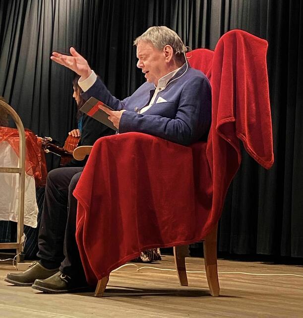 600 Euro spendeten die Zuhörer für die Lesung von Ludwig Thomas "Heiliger Nacht" von Franz Scherer und der Meringer Stubenmusi  | Foto: Clemens Beisch
