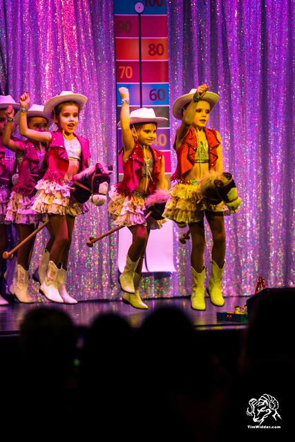 NARRNEUSIA Kinder- und Jugendshowtanzgruppe 2024 mit ihrem Motto "NARRNEUSIA Volksfest - Großes Getummel auf dem Rummel"  | Foto: Tim Widmann