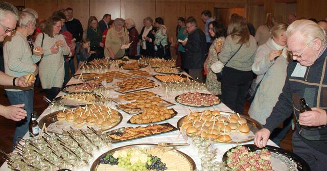 Bei einem schmackhaften Büfett fanden am Ende des Neujahrsempfangs gute Unterhaltungen und gesellige Gespräche statt. | Foto: Peter Heider