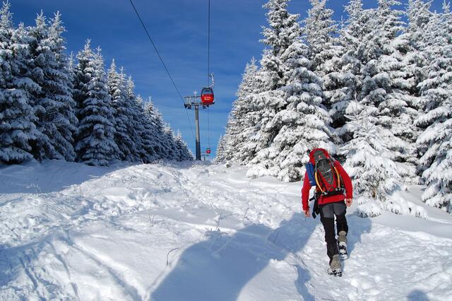 Man kann ihn auf Stiefelsohlen erklimmen, mit Skiern oder bequem in 15 Minuten mit der Kabinenbahn hinaufgondeln.