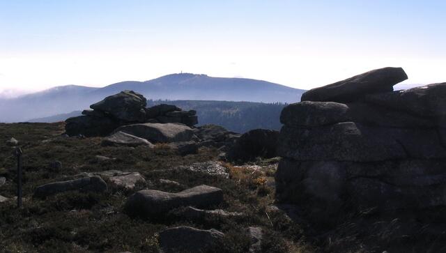 Und das ist der Blick vom Brocken auf den Wurmberg. Im Vordergrund die Felsgruppen von Teufelskanzel und Hexenaltar. Der Nato-Turm steht nicht mehr.