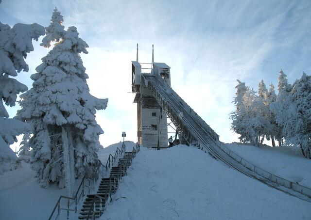 Die Wurmberg-Skisprungschanze ist Geschichte. 2014 wurde sie abgerissen, da sie marode geworden war. Aber ein Aussichtsturm ersetzt sie jetzt. 