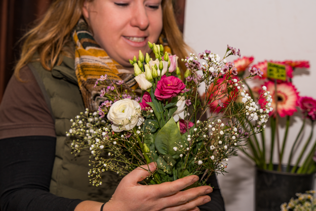 Julia Hirschberger legt Wert auf die Gestaltung und Komposition der zusammen gestellten Blumensträuße | Foto: FSeventfoto