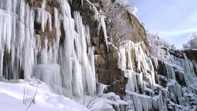 In der Nähe des Rodelhauses befindet sich der Wurmberg-Steinbruch. Eindrucksvoll hängen die Eiskaskaden von den 40 Meter hohen Felswänden herab. Zugänglich ist er allerdings nur für Eiskletterer, die sich von oben abseilen können. Die Annährung von unten ist wegen der empfindlichen und besonderen Vegetation verboten.