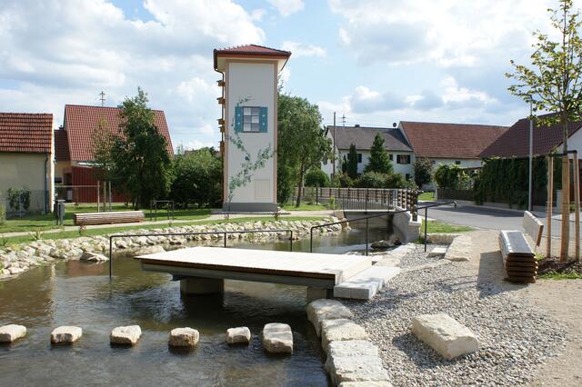 Der Mühlbach mit seinen Gestaltungselementen ist zu einem Lieblingsplatz der Ellgauer geworden. | Foto: Bürgermeisterin Christine Gumpp