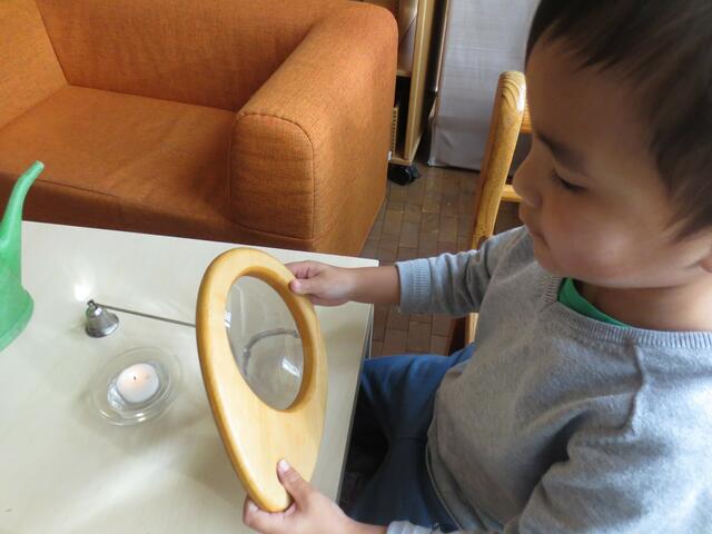 Wir nehmen die Flamme der Kerze "genauer unter die Lupe"