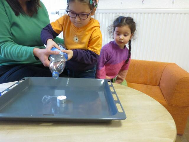 Auch mit der Luft einer "leeren" Plastikflasche lässt sich die Flamme löschen