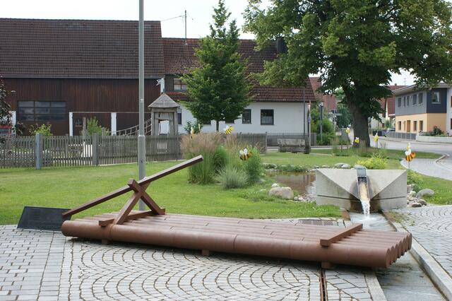 Das Floß am Dorfplatz weist auf die Geschichte hin, in Ellgau sind lange Zeit Flößer an Land gegangen. | Foto: Bürgermeisterin Christine Gumpp