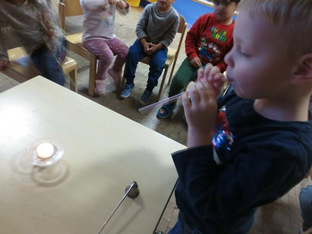 Wir löschen die Flamme mit verschiedenen Möglichkeiten