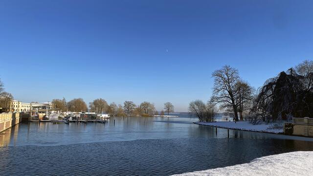 Ausblick von der Schlossbrücke auf den Schiffsanlegeplatz an der Werderstraße. Foto: Helmut Kuzina