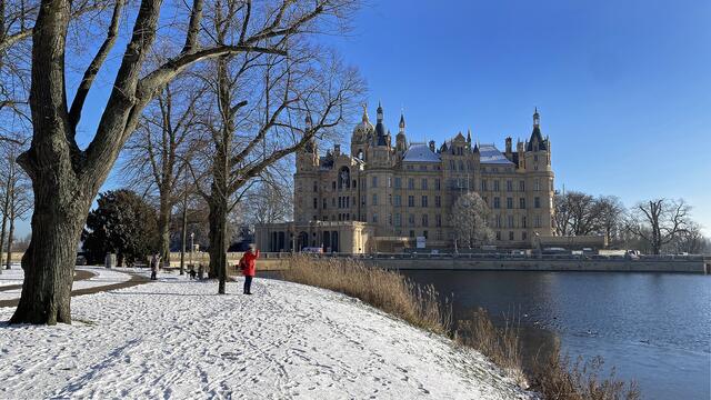 Vom Platz Alter Garten führt der Weg zur Schlossinsel. Foto: Helmut Kuzina