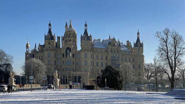 Sonnenschein und Schneedecke verzaubern im Winter das Schweriner Schloss. Foto: Helmut Kuzina