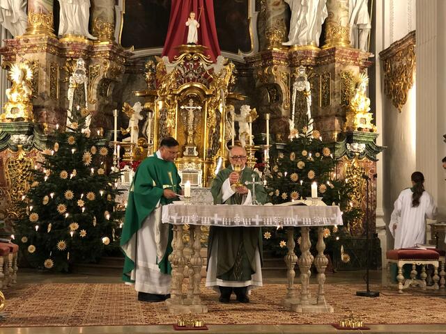 Foto: Pfarrer Norman D´Souza (links) feierte mit Monsignore i. R. Karl Kraus den Gedenkgottesdienst in der Klosterkirche Holzen.