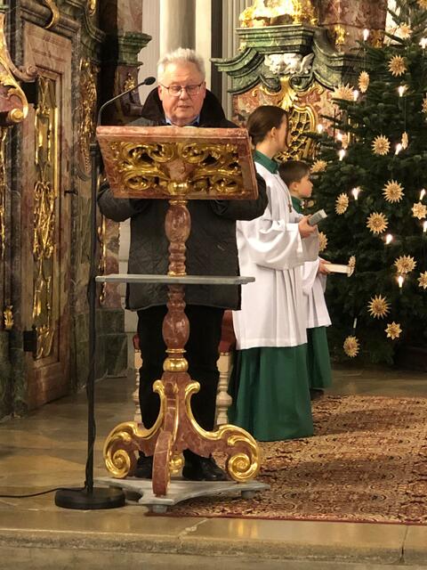Foto: Vorstand Helmut Wech begrüßte die Mitfeiernden beim Gedenkgottesdienst. 