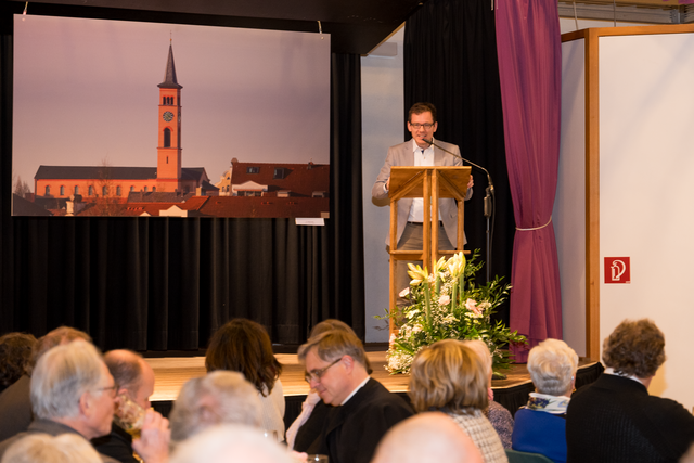 St. Jakob – 50 Jahre pallottinische Pfarrei - Es spricht Julian Schmidt, Pfarrfemerinderats-Vorsitzender | Foto: FSeventfoto