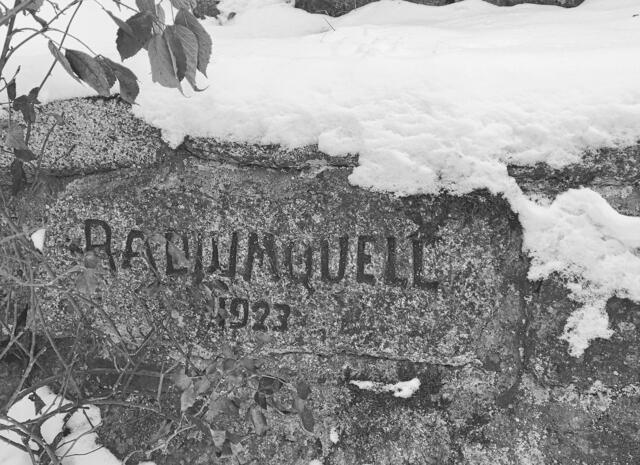 diesen Originalstein von der Radiumquelle von 1923 wurde im Jahre 1953 mit in die neue Fassung der Calciumquelle  eingefügt
