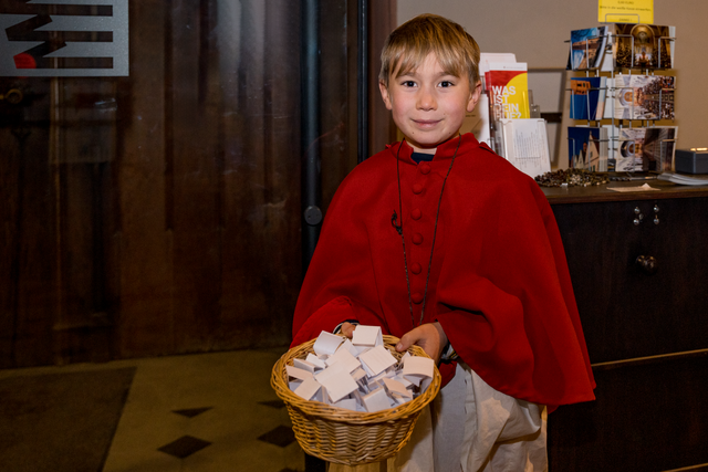 St. Jakob – 50 Jahre pallottinische Pfarrei - Impressionen vom Festgottesdienst - Die jungen Messdiener gaben den Gläubigen Sinnsprüche und Zitate Pallottis mit auch ihre Wege | Foto: FSeventfoto