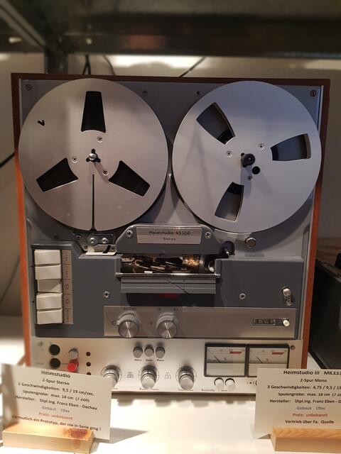 Hemstudio 4550 Stereo, 2 Geschwindigkeiten, hergestellt von Franz Eben aus Dachau. Es kam auch beim Tonstudio Walter Klaus in Donauwörth zum Einsatz. Er nahm Konzerte in Donauwörth, Wemding, Kaisheim und an etlichen anderen Orten auf und produzierte dann von diesen Aufnahmen Schallplatten.