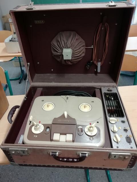 Ein Tonbandkoffer von Grundig mit Lautsprecher und Verstärker, es war für den Schulbetrieb gebaut. Auch ein seltenes Ausstellungsstück im Radio- und Telefonmuseum Wertingen. 