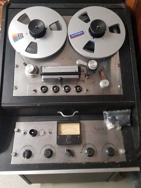 Von dieser Ampex-Bandmaschine der ABC (American Broad Cast) wurden einst deren Sendungen in Deutschland produziert. Derzeit steht dieses beeindurckende Bandgerät zur Überprüfung und Restauration in der Werkstatt des Radio- und Telefonmuseums Wertingen .