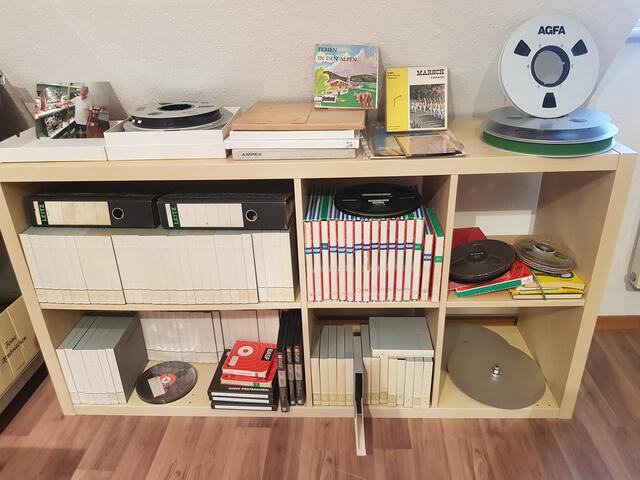 Das ist nur ein kleiner Teil von dem Bandarchiv, das Reinhold Mayr sich angelegt hat und das er für die Präsentation der Tonbänder benötigt.