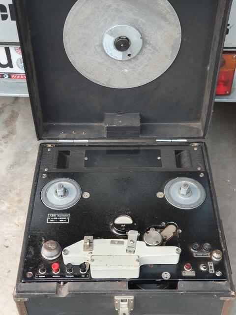 Dieses Tonband ein  AEG Telefunken K4 ist ein Urgestein in der Tonbandgeschichte. Gebaut wurde es um 1940. Momentan befindet es sich bei Reinhold Mayr in Deiningen in seiner Reparaturwerkstatt. 