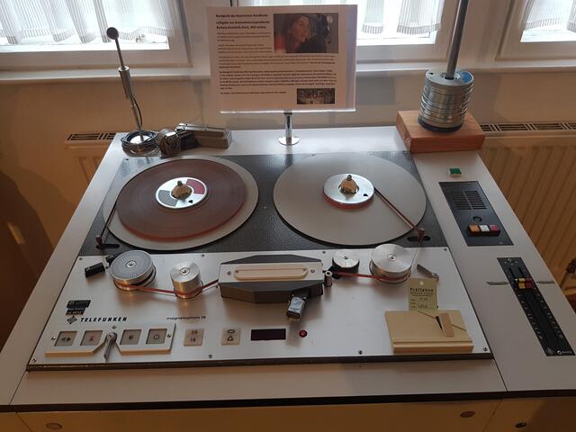Mit ein Highlight in der Tonbandgeräte-Sammlung das Telefunken Magnetophon 15 vom Bayerischen Rundfunk. Dauerleihgabe von der Rundfunkjournalistin  Andrea Kostolnik. Das Gerät kostete damals neu mit allem drum und dran zwischen 60.000 und 80.000 Mark.