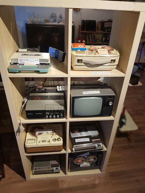 In Büros waren es Diktiergräte oder Anrufbeantworter die auf Bändern aufnahmen und die Arbeit erleichterten. Auch davon sind einige im Radio- und Telefonmuseum Wertingen zu sehen.