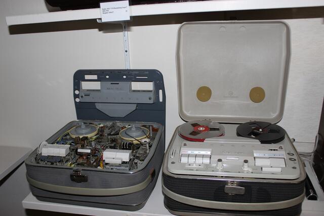 Das TK40 EM84 Bj. 1961 Tonbandgerät von Grundig, war schon große Klasse.  Es war die Zeit des Wirtschaftswunders. Die Leute leisteten sich schon den einen oder anderen Luxus. Abmessungen (BHT): 380 x 195 x 410 mm - Vierspur; - Bandgeschwindigkeiten: 4,75/9,5/19 cm/s. Spulen-Ø 18 cm. Mono-Aufnahme und -Wiedergabe. Stereo-Wiedergabe (2. Kanal) über Grundig Tonband-Zusatzverstärker 229 möglich. Nettogewicht: 12.5 kg - Originalpreis: 628 DM
