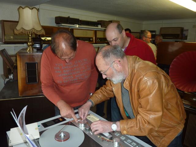 Mit ein Highlight im "Tonbandzimmer" ist das Telefunken Magnetophon 15 das im Bayrischen Rundfunk stand. Vorne rechts legt Reinhold Mayr gerade ein Band ein. In der Mitte beobachtet Bernd Schmid der Sendeleiter des Museums-Ortssenders Wertingen und Robert Riedel ebenfalls ein ehrenamtlicher Mitarbeiter im Radiomuseum Wertingen, wie das geht. 