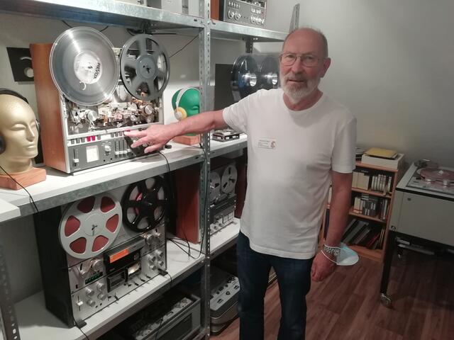 Reinhold Mayr hat hier bei einem Revox Bandgerät die Abdeckung am Bandlauf abgenommen, um die Technik besser erklären zu können.