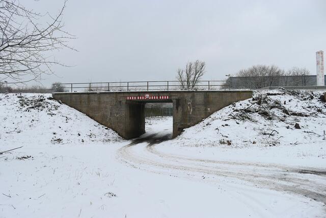 Diese alte Brücke an der Bahnstrecke existiert noch, während ein Stück weiter östlich eine ähnliche Brücke abgerissen und durch ein Stück Bahndamm ersetzt worden ist.
