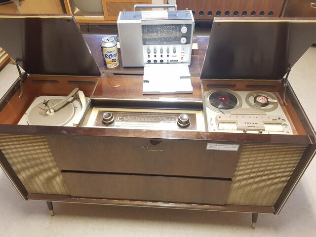 Dieser Grundig Musikschrank SO 260 kostete 1961 bereits 1030 DM, aber dafür spielte er schon Stereo auf allen eingebauten Geräten. Der Plattenspieler hatte einen 10fach Plattenwechsler. Der Preis verglichen mit dem Gehalt eines Arbeiters damals waren das fast zwei Monatslöhne.