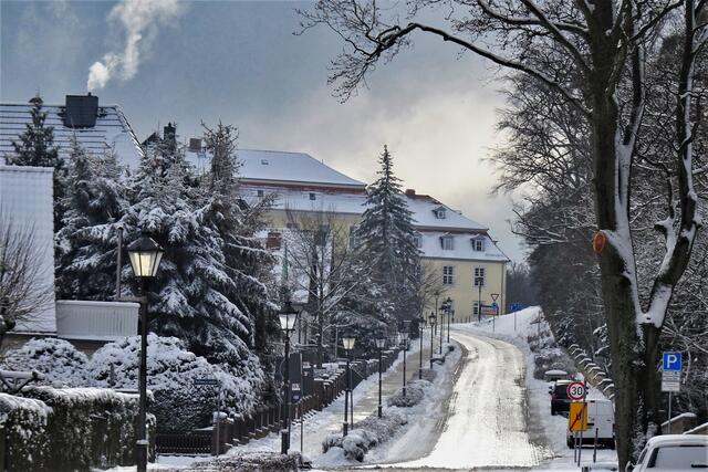 die Straße am Schlosspark, mit Schlosshotel im Hintergrund 