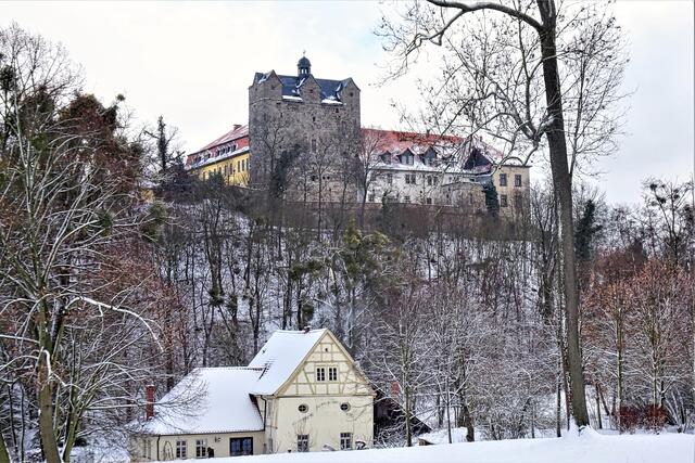 das Schloss Ballenstedt mit dem integrierten Westportal des ehemaligen Klosters, im Vordergrund die ehem. Schlossmühle