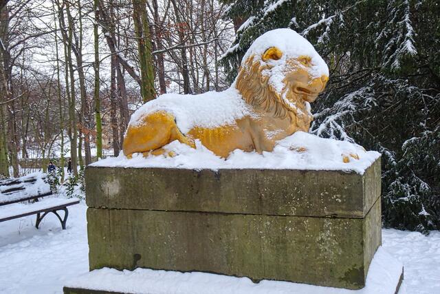 der goldene Löwe im Schlosspark, er wurde um 1825 nach einem Entwurf Schadows aus Gusseisen hergestellt  