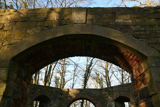 Mühlenmontag (Foto: Katja Woidtke)

Mühlenruine in Rehburg

Im Schlusstein der Torbögen ist jeweils das Königlich-Hannoversche Wappen erhalten. | Foto: Katja Woidtke