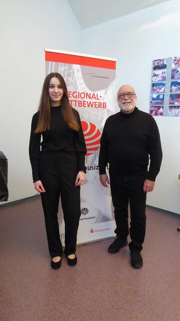 Lucia Reiter mit Musiklehrer Manfred-Andreas Lipp. Für Lucia und ihre fulminante und virtuose Leistung auf dem Tenorsaxofon vergab die Jury einen ersten Preis und leitete dabei auch zum Landeswettbewerb nach Kempten weiter.