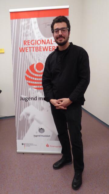 Der Pianist Kirill Kventniy, Musiklehrer an der Musikschule Wertingen ist ein Garant für die fördernde und einfühlsame Begleitung der jungen KÜnstler.