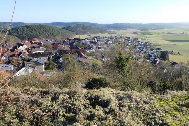 Blick von der Burgruine auf Mellnau, den Stadtteil von Wetter (Hessen).