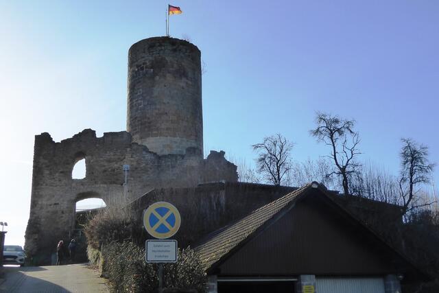 Annäherung an die Burgruine Mellnau.