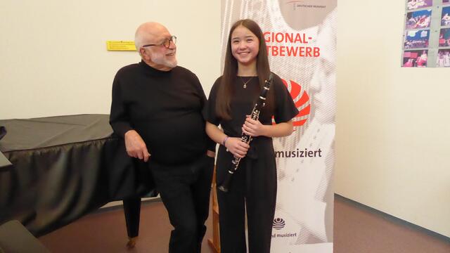 Der stolze Musiklehrer Manfred-Andreas Lipp gratuliert und freut sich für den Erfolg von Isabell Tschan. Klarinette.