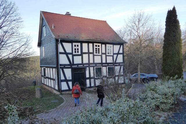 Das Küsterhaus der Martinskirche wurde durch den Maler Otto Ubbelohde berühmt, der es als Hexenhäuschen zum Märchen „Hänsel und Gretel“ zeichnete.