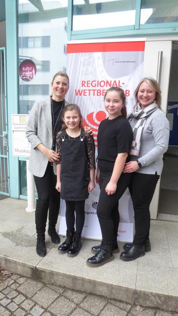 Stolze Muttis mit Sophia Steinle und Emelie Tschan.