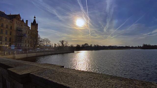  Ausblick von der Schweriner Schlossbrücke auf den Burgsee. Foto: Helmut Kuzina