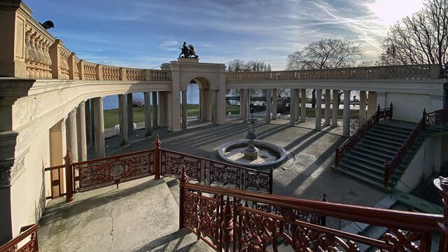 Vom Dach der Orangerie führt die Treppe zum sonnendurchstrahlten Muschelhof und dem Kolonnadentor. Foto: Helmut Kuzina