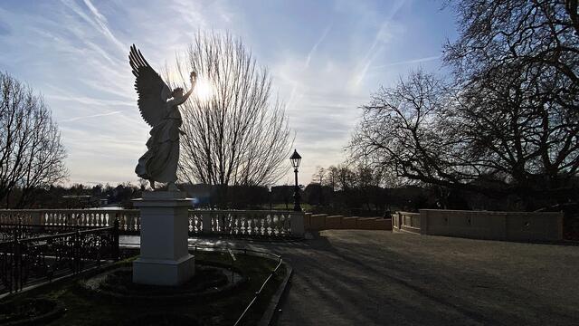 Eine der „Schwebenden Viktorien“ (Friedensengel), Standbild von Christian Daniel Rauch, sieht im Burggarten durch das extreme Gegenlicht wie ein Schattenriss aus. Foto: Helmut Kuzina