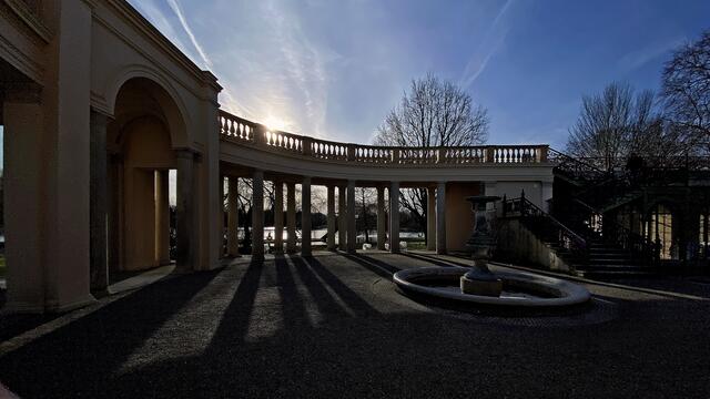Im Kolonnadenhof mit dem Muschelbrunnen bildet die Säulenreihe lange Schatten. Foto: Helmut Kuzina