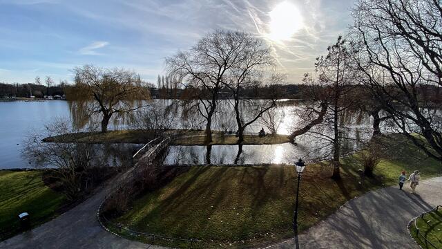 Im Gegenlicht der Mittagssonne: „Liebesinsel“ wird die kleine Insel am Burggarten des Schweriner Sees genannt. Foto: Helmut Kuzina